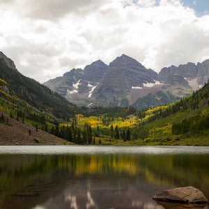 Preview wallpaper lake, mountains, shore, valley, landscape