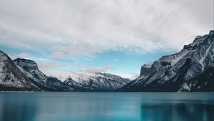 Preview wallpaper lake, mountains, snow, lake minnewanka, canada