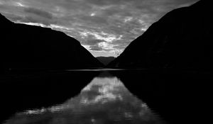 Preview wallpaper lake, slope, bw, reflection
