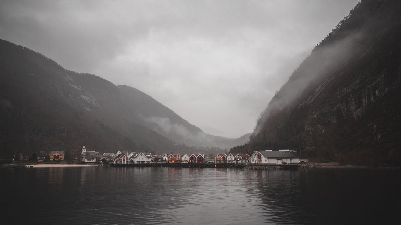 Wallpaper lake, slope, houses, fog, sky