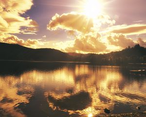 Preview wallpaper lake, sun, rays, forest, nature