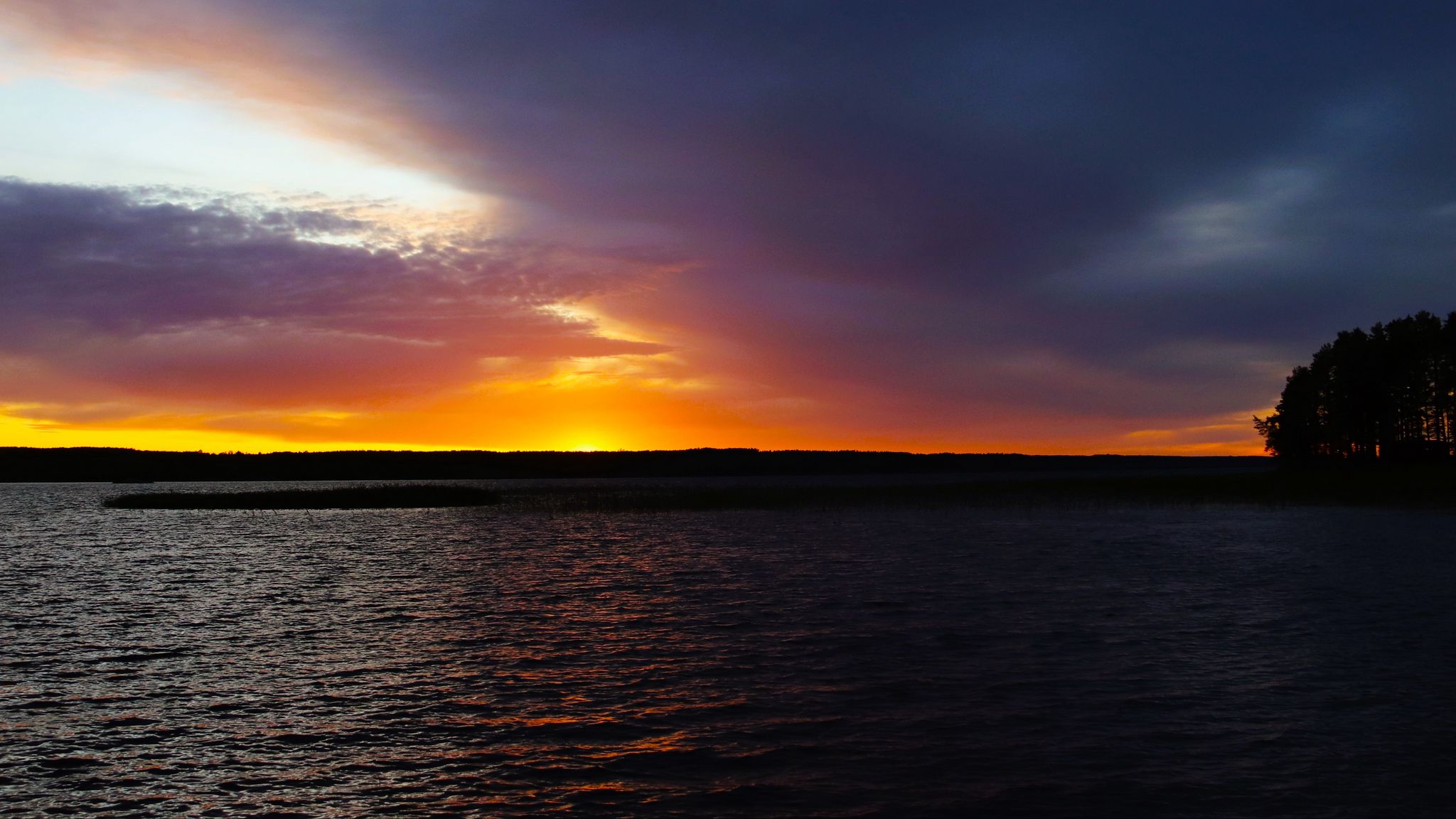 2048x1152 Wallpaper lake, sunset, water, sun, sky, nature, landscape, evening