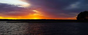 Preview wallpaper lake, sunset, water, sun, sky, nature, landscape, evening