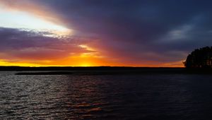 Preview wallpaper lake, sunset, water, sun, sky, nature, landscape, evening