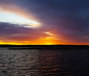 Preview wallpaper lake, sunset, water, sun, sky, nature, landscape, evening