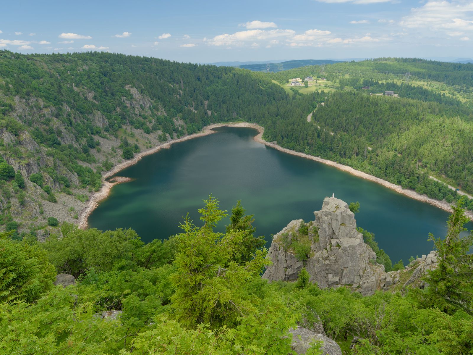 1600x1200 Wallpaper lake, trees, mountains, clouds, landscape