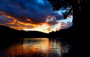 Preview wallpaper lake, trees, sunset, glare, dusk