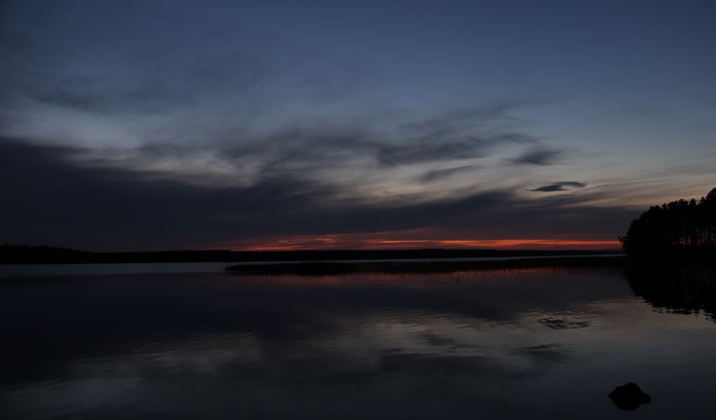 1024x600 Wallpaper lake, water, clouds, sunset, sky, reflection, dark