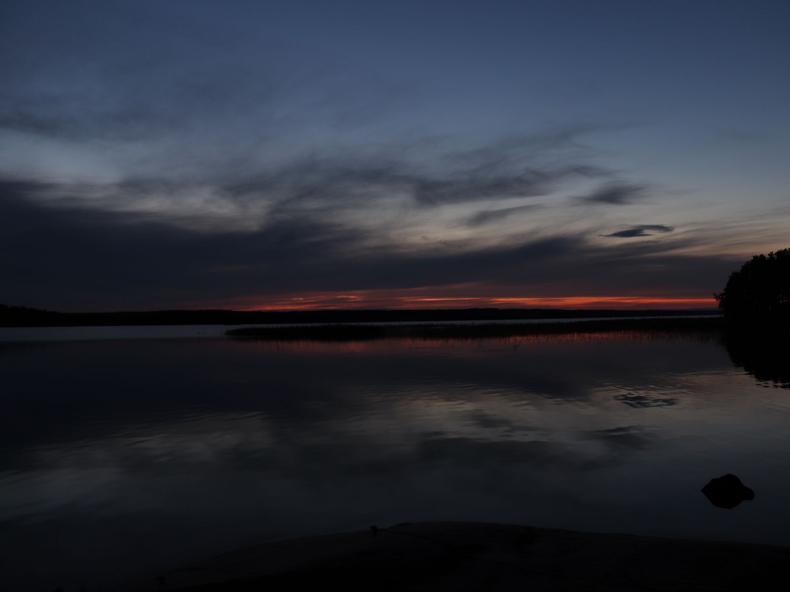 1600x1200 Wallpaper lake, water, clouds, sunset, sky, reflection, dark