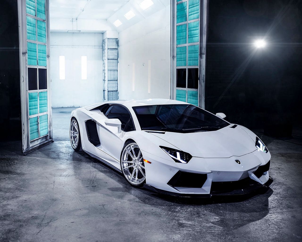 Hình nền siêu xe Lamborghini Aventador - Bạn đang tìm kiếm một hình nền siêu xe đẹp cho điện thoại hoặc máy tính của mình? Hãy tham khảo hình nền siêu xe Lamborghini Aventador, với thiết kế sắc nét và màu sắc đặc trưng của Lamborghini.