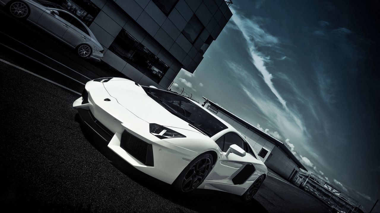 Bạn đã từng cảm thấy hào hứng trước một chiếc Lamborghini Aventador? Dường như không có mẫu siêu xe nào có thể khiến chúng ta thăng hoa hơn như thế. Nếu bạn còn chưa chiêm ngưỡng được hình ảnh của chiếc xe này, hãy nhanh tay nhấn vào đây.