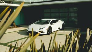 Preview wallpaper lamborghini huracan, lamborghini, car, white, leaves, building