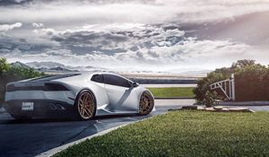 Preview wallpaper lamborghini, huracan, lp640-4, white, side view