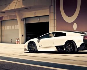 Preview wallpaper lamborghini, white, rear view, wheel