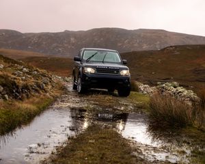 Preview wallpaper land rover, black, suv, water