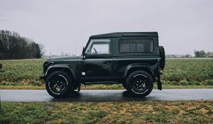 Preview wallpaper land rover, car, suv, grass