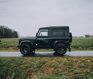 Preview wallpaper land rover, car, suv, grass