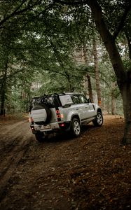 Preview wallpaper land rover, car, suv, rear view, forest