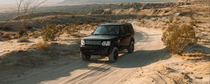 Preview wallpaper land rover, car, suv, black, sand