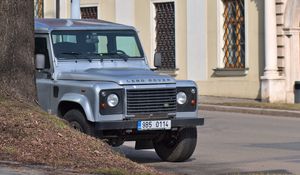 Preview wallpaper land rover, car, suv, gray, building