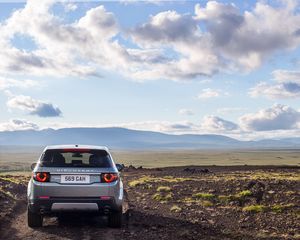 Preview wallpaper land rover discovery, land rover, car, suv, gray, rear view, nature