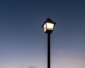 Preview wallpaper lantern, glow, sky, dusk