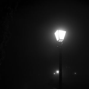 Preview wallpaper lantern, light, fog, night, black and white, black