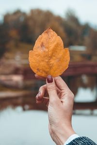 Preview wallpaper leaf, hand, fingers, autumn