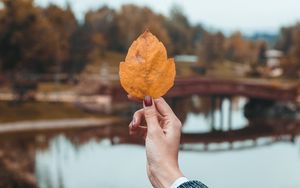 Preview wallpaper leaf, hand, fingers, autumn