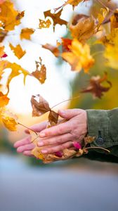 Preview wallpaper leaves, hands, autumn