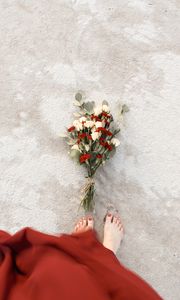 Preview wallpaper legs, girl, bouquet, flowers, eucalyptus, beach