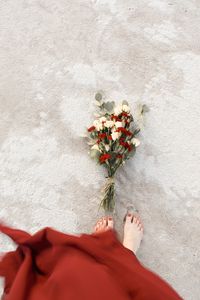 Preview wallpaper legs, girl, bouquet, flowers, eucalyptus, beach