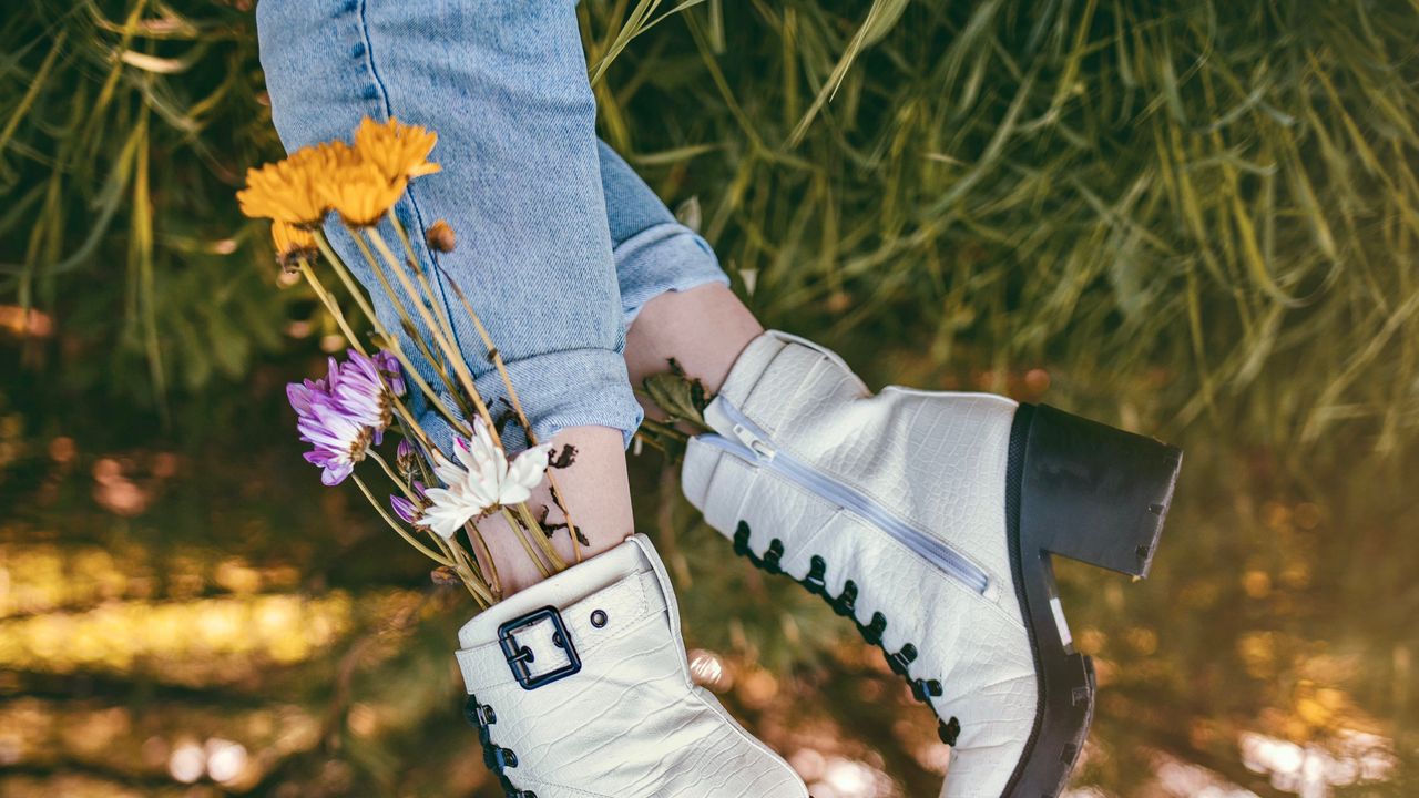 Wallpaper legs, shoes, flowers, jeans, grass