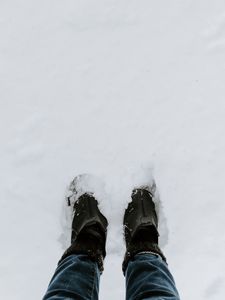 Preview wallpaper legs, shoes, snow, winter
