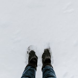 Preview wallpaper legs, shoes, snow, winter