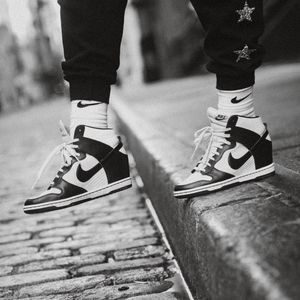 Preview wallpaper legs, sneakers, style, step, bw