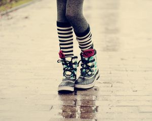 Preview wallpaper legs, walk, teenager