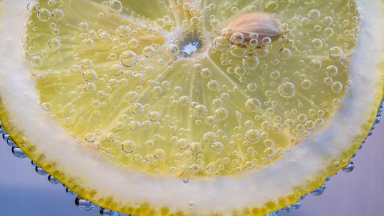 Wallpaper lemon, bubbles, close-up