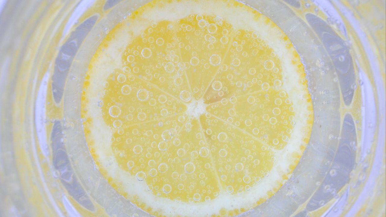 Wallpaper lemon, slice, water, bubbles, macro