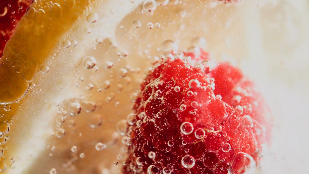 Wallpaper lemonade, drink, bubbles, raspberries, berries, macro