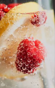 Preview wallpaper lemonade, drink, bubbles, raspberries, berries, macro