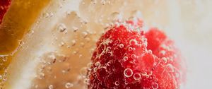 Preview wallpaper lemonade, drink, bubbles, raspberries, berries, macro