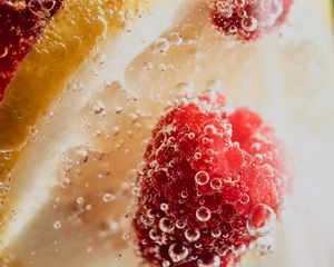 Preview wallpaper lemonade, drink, bubbles, raspberries, berries, macro