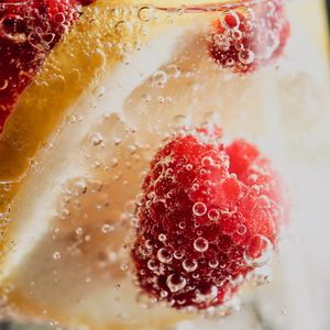Preview wallpaper lemonade, drink, bubbles, raspberries, berries, macro