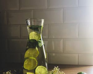 Preview wallpaper lemonade, vessel, lime, flowers