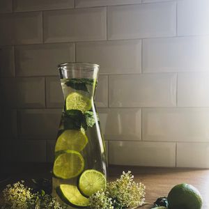 Preview wallpaper lemonade, vessel, lime, flowers