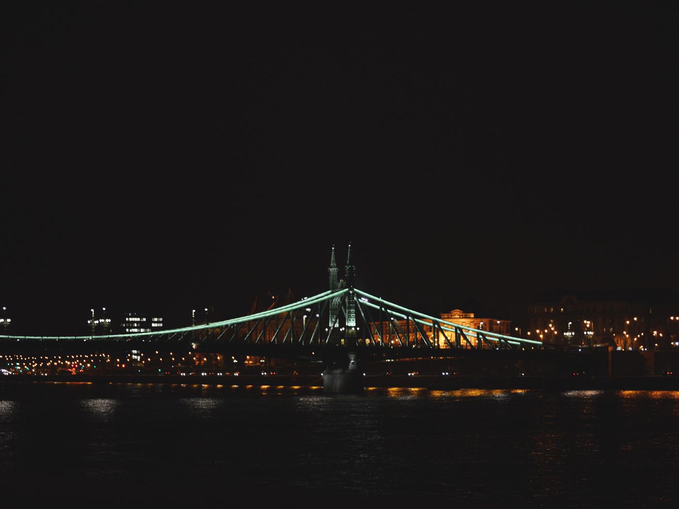 1400x1050 Wallpaper liberty bridge, bridge, lights, river, budapest, hungary, night