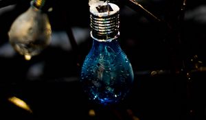 Preview wallpaper light bulb, drops, moisture, dark