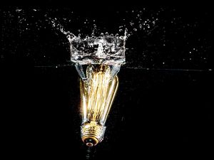 Preview wallpaper light bulb, water, spray, splash, light