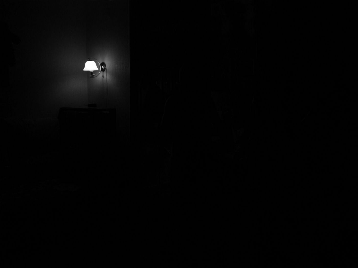 Dark room 4. Черный свет. Свет в темной комнате. Комната в темноте. Свет из тьмы.